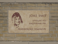 908208 Afbeelding van de gedenkgevelsteen 'JOKE SMIT / UTRECHT 1933 / AMSTERDAM 1981 / INSPIREREND FEMINISTE', ...